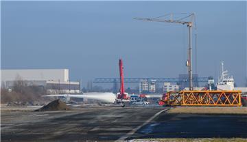 Das erste der drei 88,4 Meter langen Rotorblätter für das größte Windrad der Wel...