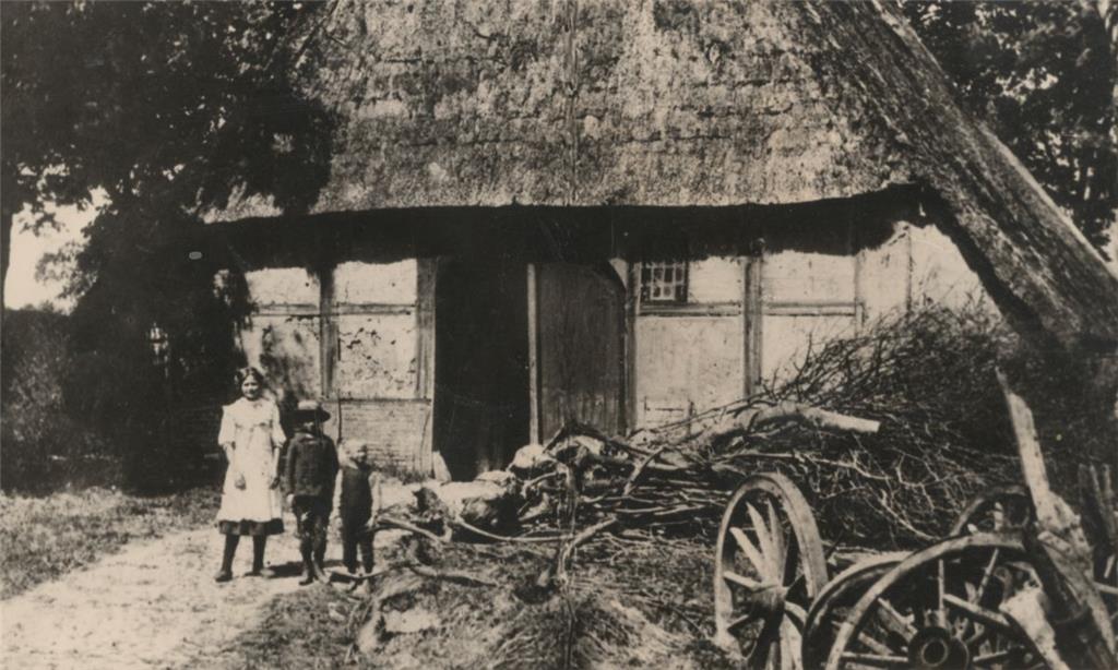 Das erste Gemeindehaus in Langen. Es befindet sich an der Stelle, wo sich heute die südwestliche Ecke des Rathauses an der Sieverner Straße befindet.