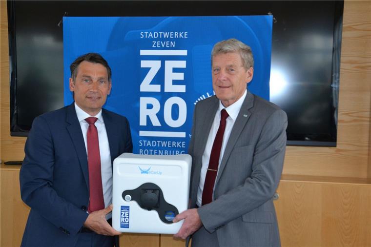 Stadtwerke Zeven und Rotenburg stellen E-Ladestation für zu Hause vor Das erste Produkt der Kooperation der Stadtwerke Zeven und Rotenburg ist die „Wallbox“, die die beiden Geschäftsführer Marcel Meggenender (links) und Reinhard David (Rotenburg) präsentieren.