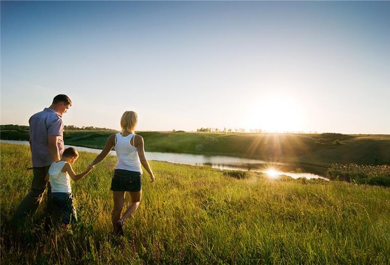 Neues Portal für die Region informiert über Immobilien Familie auf dem Land