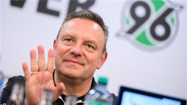 Hannover verliert erstes Spiel nach Breitenreiter-Rückkehr Das erste Spiel für André Breitenreiter bei seiner Rückkehr als Trainer von Hannover 96 verlief nicht nach Wunsch.