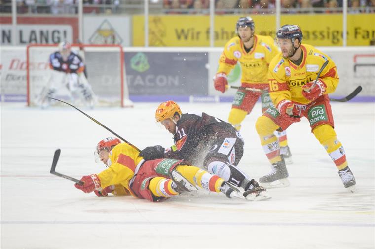 Pinguins mit viel Selbstvertrauen gegen Düsseldorf Das erste Spiel gegen die Düsseldorfer EG verloren die Fischtown Pinguins unglücklich mit 3:4.