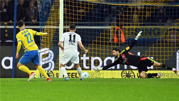 Rettung nach Verlängerung: Braunschweig bleibt Zweitligist Das erste Tor zum Klassenerhalt: Braunschweigs Fabio Di Michele Sanchez (l.) trifft ins linke Eck.