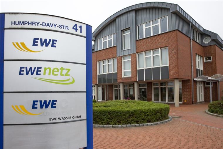 Stadt Cuxhaven wusste seit einem Jahr von EWE-Affäre Das EWE-Gebäude in der Cuxhavener Humphry-Davy-Straße ist Firmensitz der von Thomas Windgassen und Gerhard Mauer geleiteten Konzerntochter EWE Wasser GmbH. Beide Geschäftsführer sind seit Wochenbeginn vom Dienst freigestellt.