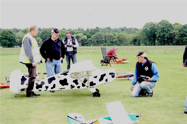Das Fachsimpeln unter Kollegen gehört für die Mitglieder der Modellflieger des Luft-Sport-Clubs Niederweser mit dazu.
