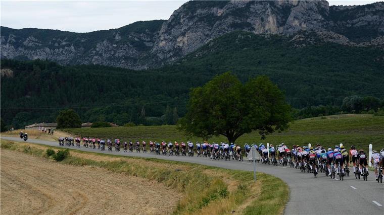 Sprinter Bauhaus entgeht Sturz-Chaos - Milan gewinnt Das Fahrerfeld auf der 17. Etappe der Tour de France auf dem Weg nach Valence.