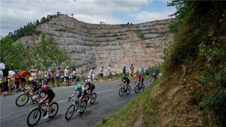 Das Fahrerfeld der Tour de France auf dem Weg nach Carcassonne.