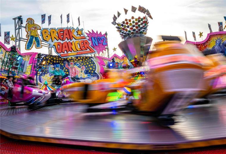 Osterwiese in Bremen: Was Sie 2024 zu Bremens großem Jahrmarkt wissen müssen Das Fahrgeschäft "Breakdancer" dreht sich auf der Osterwiese. Knapp 500.000 Menschen haben die letztjährige Osterwiese in Bremen besucht.Wird es auch in diesem Jahr wieder so viele Menschen auf den großen Jahrmarkt ziehen?