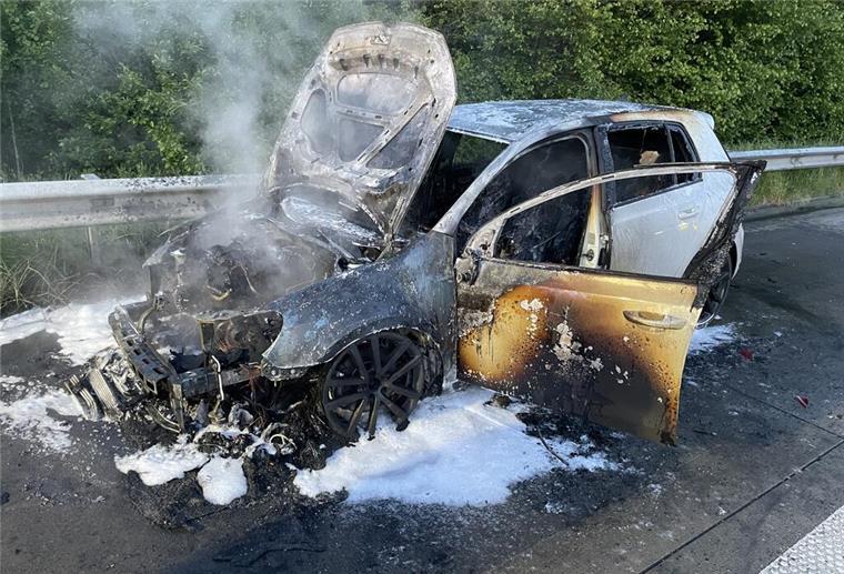Auto fängt auf der A27 Feuer und brennt komplett aus Das Fahrzeug brannte auf A27 komplett aus.