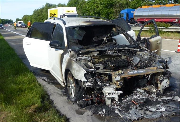 Auto brennt auf der A 27 Das Fahrzeug der Halterin aus Geestland brannte auf der A 27 vollständig aus.