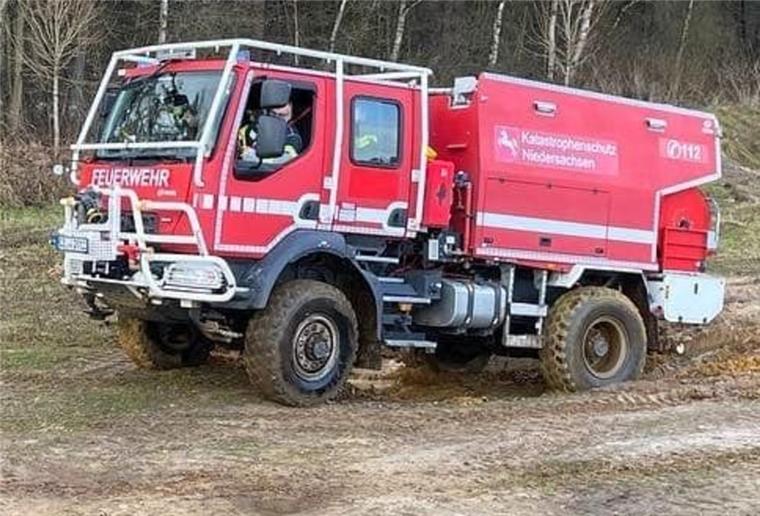 Spezial-Feuerwehrfahrzeug erst in Lehnstedt, jetzt in Frankreich Das Fahrzeug hat einen 280 PS starken Dieselmotor, ist 6,50 Meter lang und 2,40 breit.