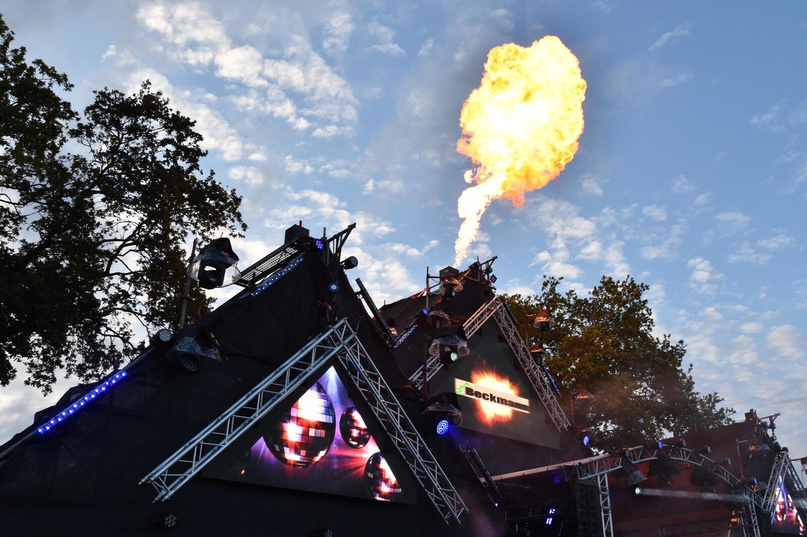 Das Farbenspiel des Lichts: Feuer trifft auf den Himmel am Abend über Donnern.