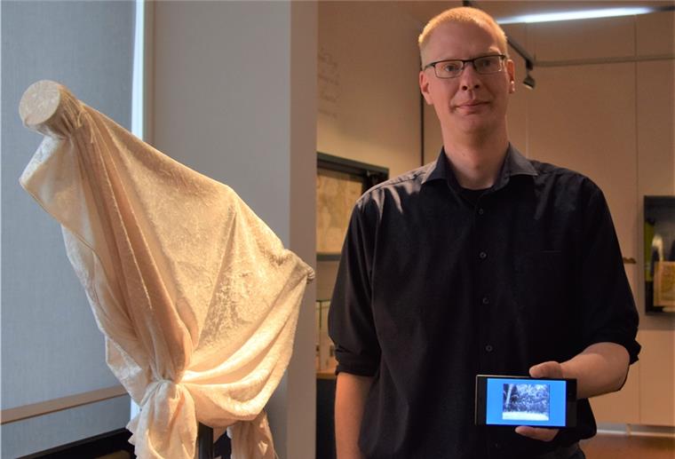 Fakten, Filme, Fotos übers Smartphone Das Fernrohr, durch das Besucherinnen und Besucher in Nicht-Corona-Zeiten ein Filmdokument betrachten könnten, darf derzeit nicht benutzt werden. Doch Michael Röben hat eine digitale Plattform entwickelt, bei der die entsprechende Datei auf dem Smartphone zu sehen ist.