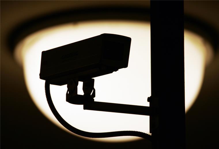 Videokameras bei den Maritimen Tagen im Einsatz Eine Video-Überwachungskamera zeichnet sich vor einer Lampe in einem S- und U-Bahnhof als dunkle Silhouette ab.