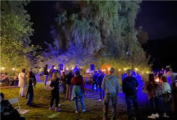 Das Festivalgelände ist liebevoll illuminiert, hier der Blick auf die offene Nebenbühne im Vorjahr.