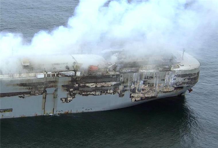Brennender Frachter soll abgeschleppt werden Das Feuer auf dem Autofrachter „Fremantle Highway“ schwächt sich langsam ab.