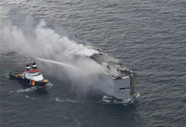 Feuer auf Frachter: Ölkatastrophe in Nordsee befürchtet Das Feuer auf dem Frachter „Fremantle Highway“ wird versucht, zu löschen - Die Arbeiten laufen auf Hochtouren.