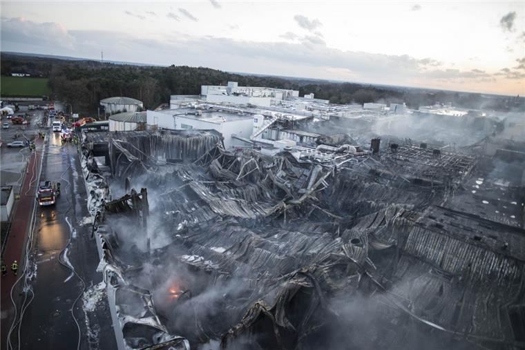 Das Feuer beim Geflügelproduzenten Wiesenhof hat einen Millionenschaden verursacht.