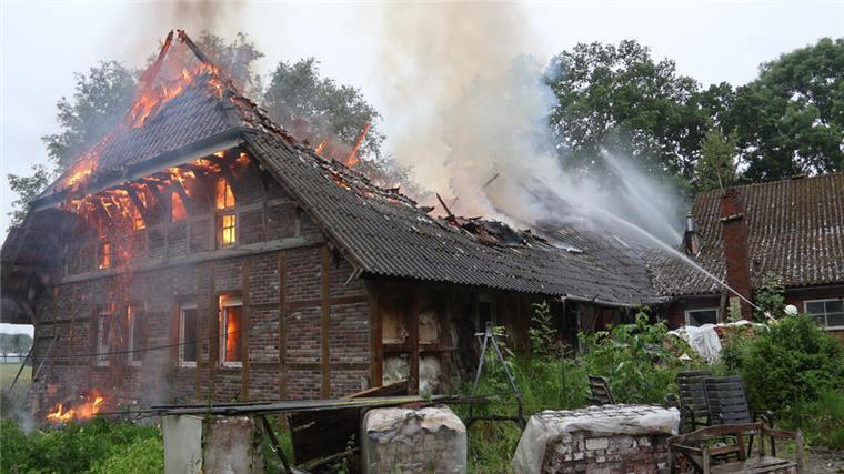 Feuer in einem Zweiparteienhaus in der Gemeinde Jade. 