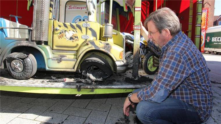 Das Feuer hat seine Spuren am Karussell von Volker Sehlmeyer hinterlassen.