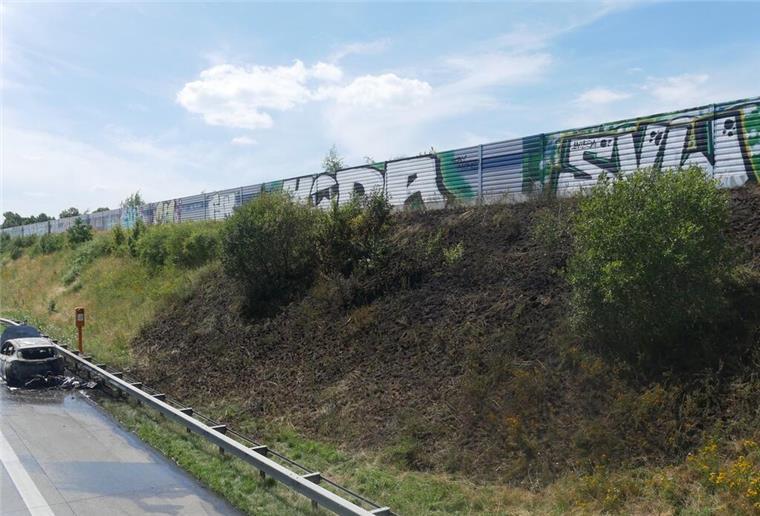 Auto brennt auf A1 - Feuer breitet sich aus Das Feuer hatte sich auf die Vegetation neben der Autobahn ausgebreitet.