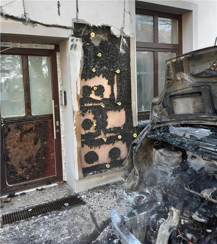 Bremerhaven: PKW-Brand in der in der Spadener Straße Das Feuer im Motorraum des PKW breitete sich auch auf das anliegende Gebäude aus.