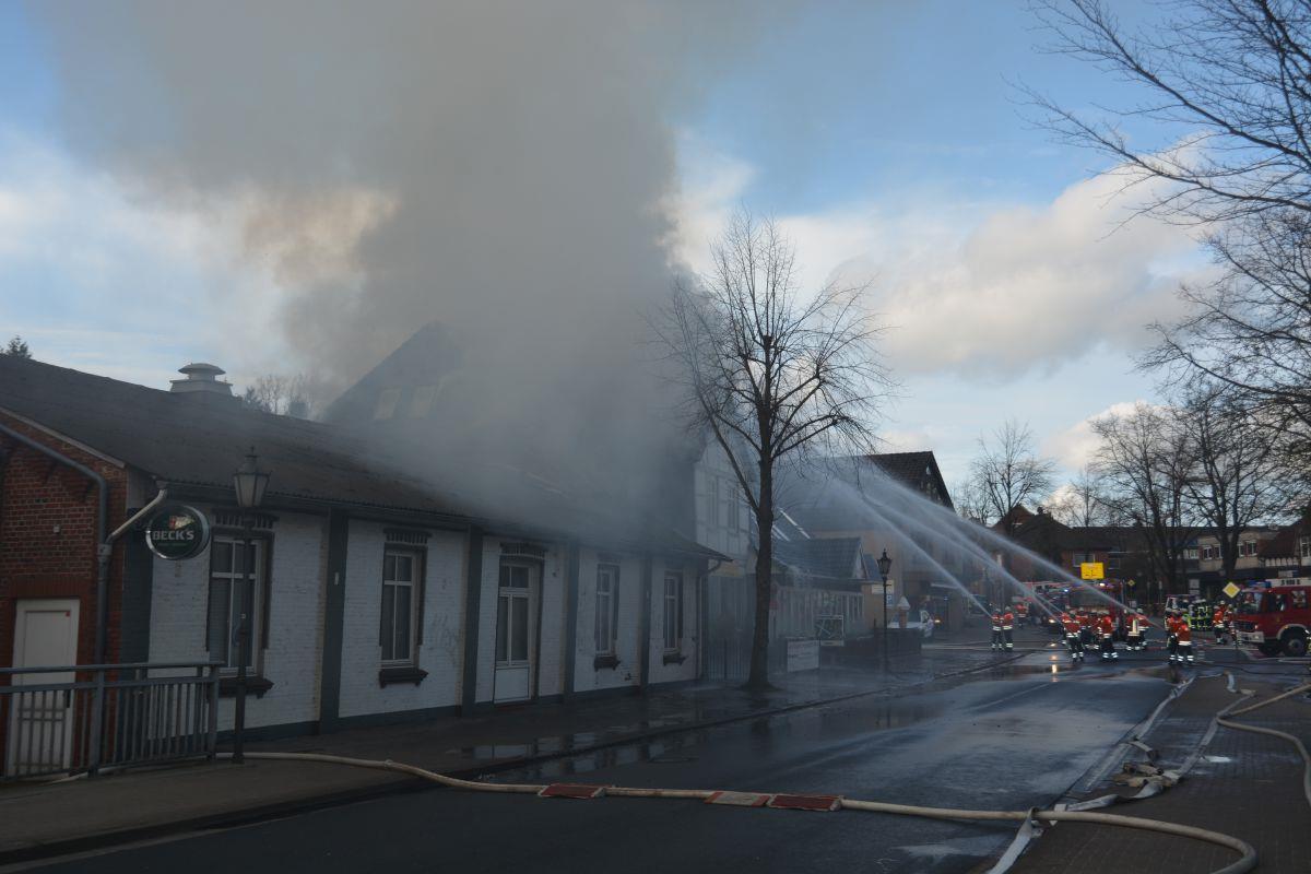 Sittensen: Feuer in Restaurant zerstört Wohn- und Geschäftshaus Das Feuer in Sittensen richtete einen großen Schaden an.