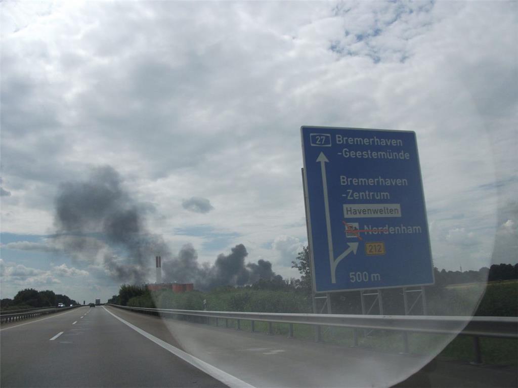 Das Feuer in Wulsdorf vom Beifahrersitz auf der Autobahn.