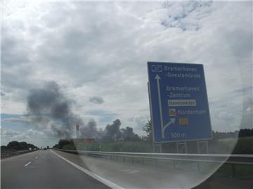 Das Feuer in Wulsdorf vom Beifahrersitz auf der Autobahn.