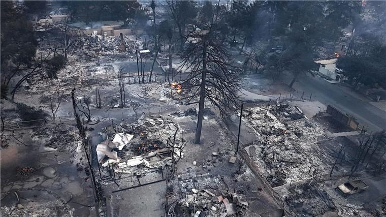 Brände in Los Angeles: Zwei Feuer weiterhin außer Kontrolle Das Feuer rund um Los Angeles hat eine Schneise der Verwüstung hinterlassen.