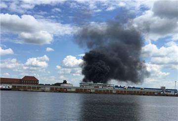 Das Feuer vom Fischereihafen aus gesehen.