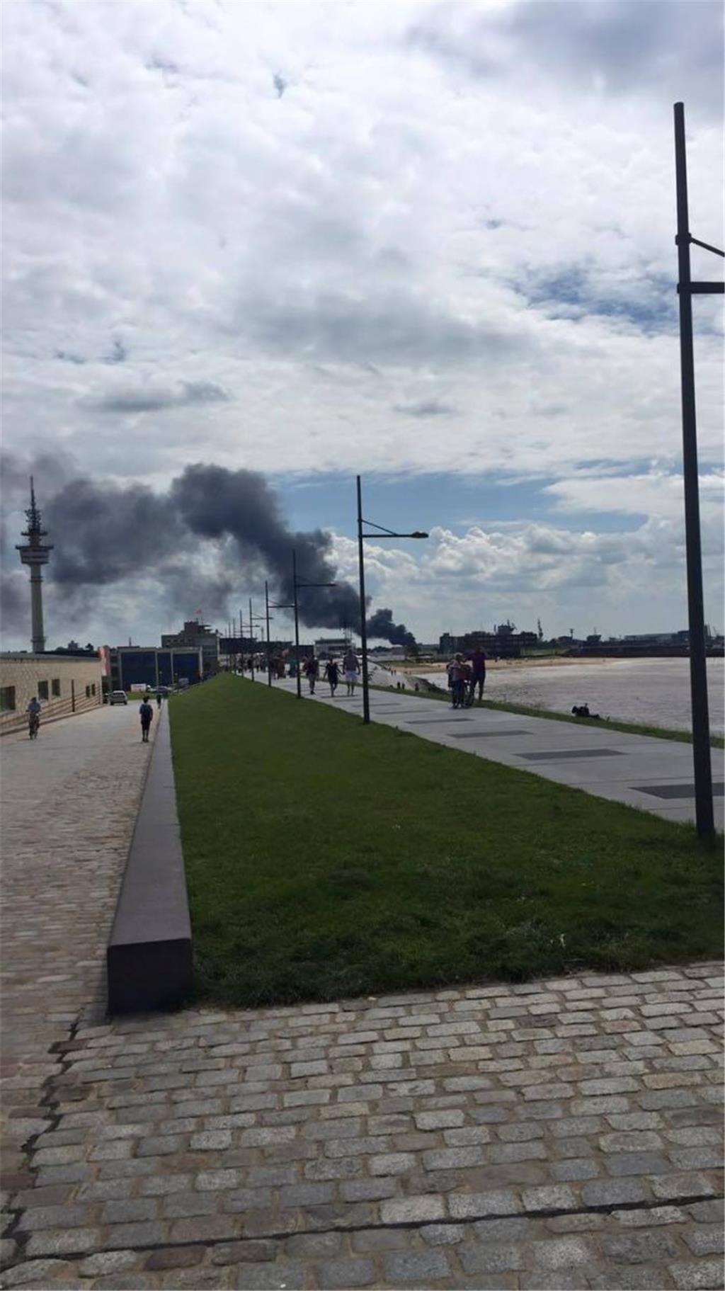 Das Feuer vom Weserdeich aus gesehen.
