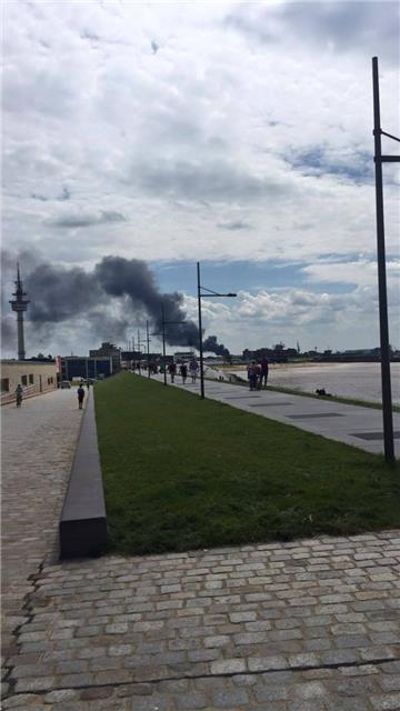 Das Feuer vom Weserdeich aus gesehen.