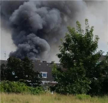 Das Feuer von der Packhalle IX aus gesehen.