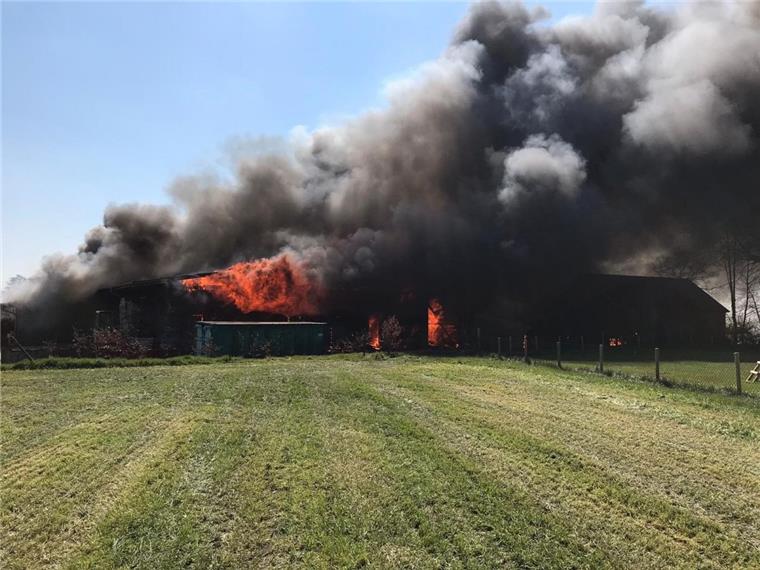 Großfeuer zerstört Tischlerei, Fahrzeuge und Wohnhaus in Varel Das Feuer zerstörte nicht nur die komplette Tischlerei, sondern auch Fahrzeuge und ein Wohnhaus in der Nähe.