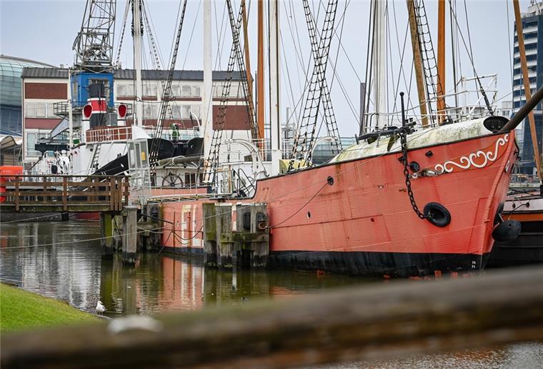 Das Feuerschiff „Elbe 3“ (vorne) und der Walfänger Rau IX (links hinten) sollen in diesem Jahr ins Dock.