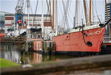 Das Feuerschiff „Elbe 3“ (vorne) und der Walfänger Rau IX (links hinten) sollen in diesem Jahr ins Dock.
