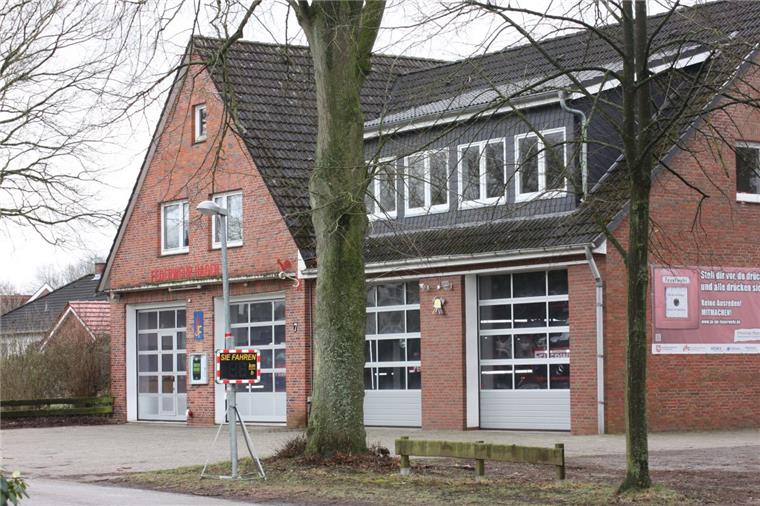Tor zu klein: Feuerwehrauto in Hagen passt nicht rein Das Feuerwehrhaus in der Ortsmitte mit vier Stellplätzen: Für die bestehenden Fahrzeuge ist ausreichend Platz vorhanden.