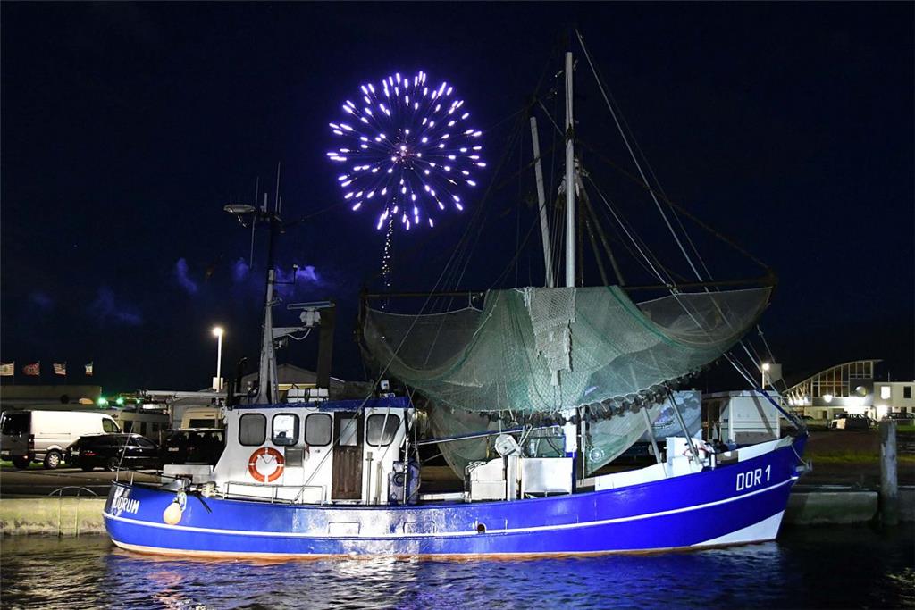 Das Feuerwerk über dem Hafen war der Höhepunkt des Samstagsprogramms des Strandfestes in Dorum-Neufeld.