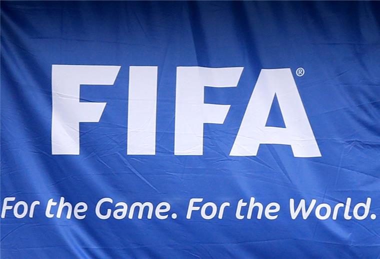 FIFA ebnet Weg für Verlängerung von Fußball-Saison Das FIFA-Logo auf einer Flagge.