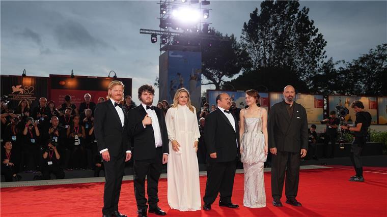 Emma Stone im Keller der Paranoia: Neuer Kinofilm „Bugonia“ Das Filmteam vor der Premiere. (Archivbild)