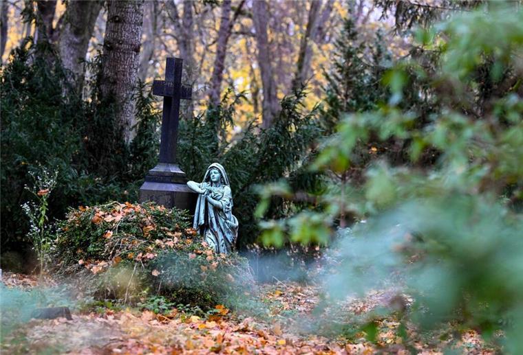 Grab mit Figur und Kreuz