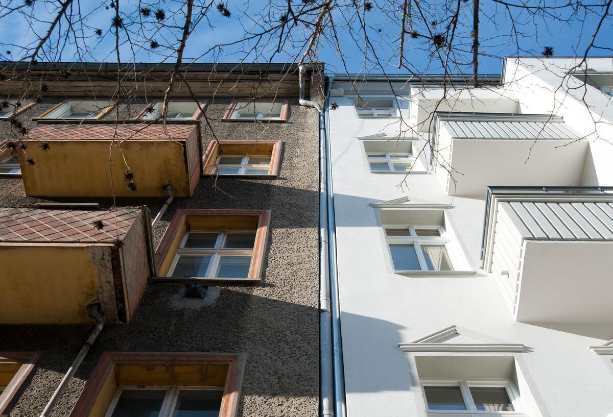 Ein Mehrfamilienhaus von außen.