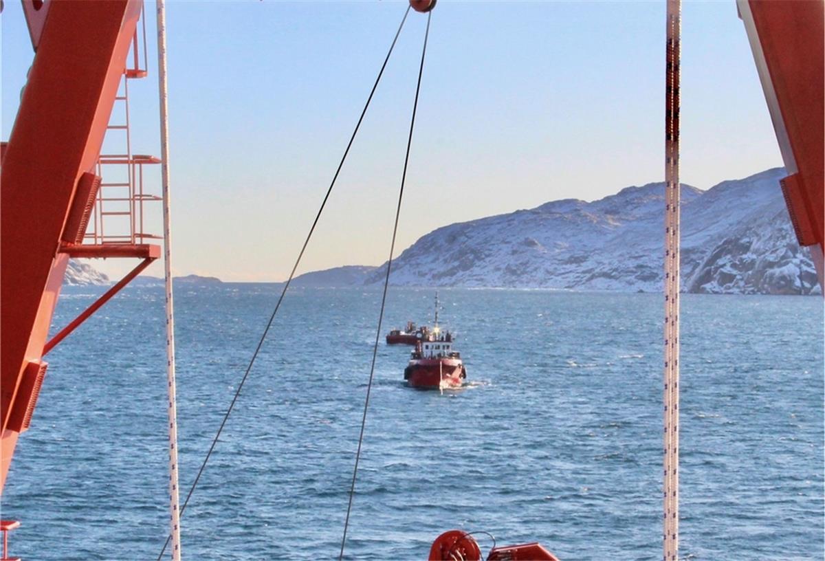 Rettungseinsatz für „Walther Herwig III“ Das Fischereiforschungsschiff „Walther Herwig III“ rettet einen grönländischen Schlepper mit Barge und drei Besatzungsmitgliedern aus Seenot.