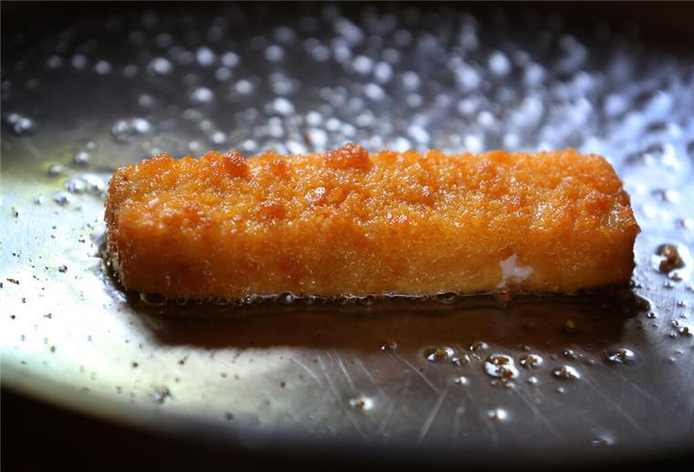 Ist das Bremerhavener Fischstäbchen in Gefahr? Fischstäbchen in der Pfanne