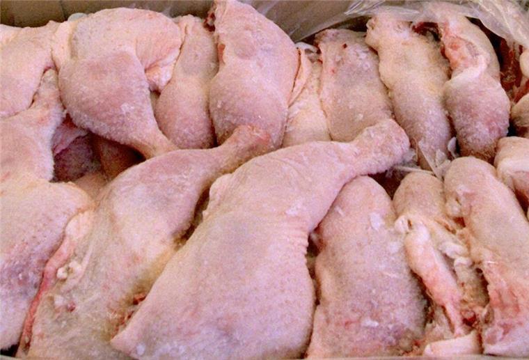 Fledermausfleisch im Kühlregal: Kunden machen kuriose Entdeckung bei Aldi Karton voller Hähnchenschenkel.