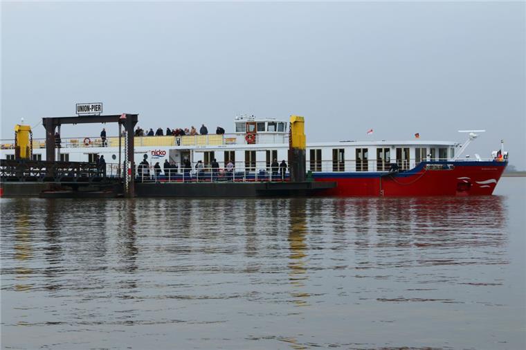 Das Flusskreuzfahrtschiff "Kathrina von Bora" am Nordenhamer Union-Pier. Ziel ist Potsdam.