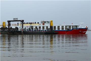 Das Flusskreuzfahrtschiff "Kathrina von Bora" am Nordenhamer Union-Pier. Ziel ist Potsdam.