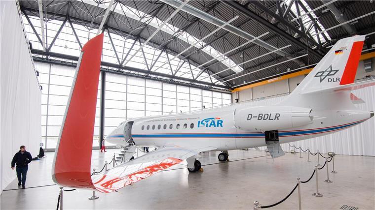 Das Forschungsflugzeug „Istar“ vom DLR steht in einem Hangar am Flughafen Braunschweig.