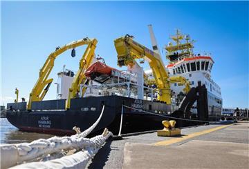 Vermessungsschiff an Hafen